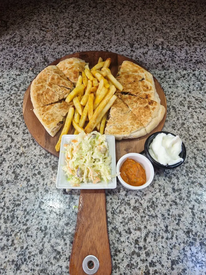 Arayes and dips at Rosto Shawarma